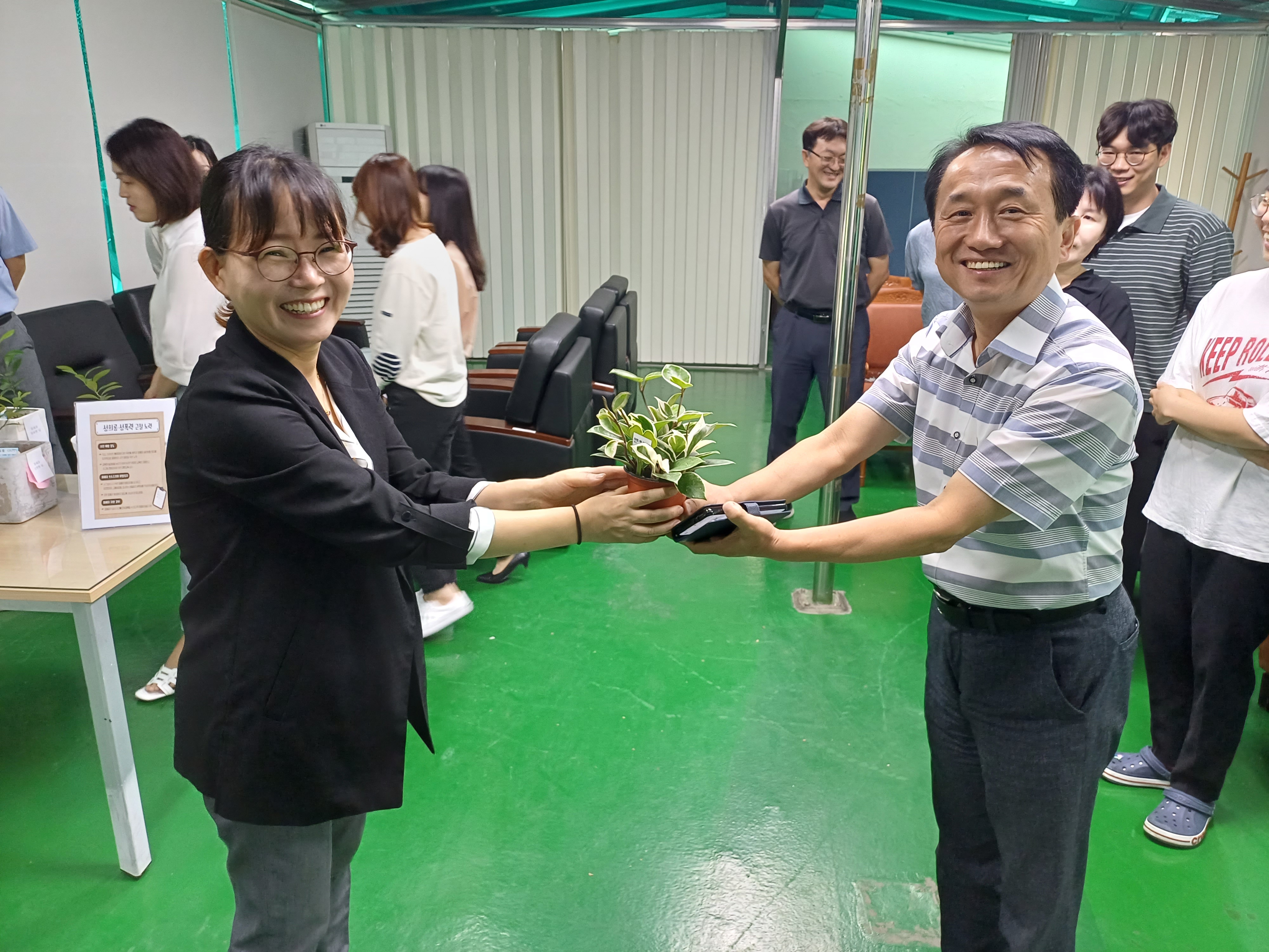 건강한 조직문화 조성을 위한 화분나눔행사 이미지 2