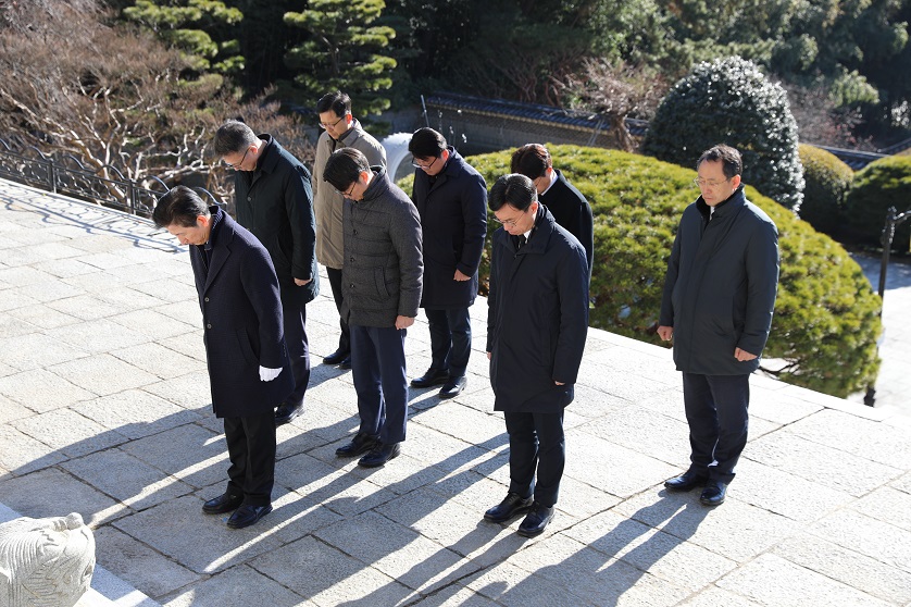 강성팔 부산지방국세청장, 충렬사 신년 참배