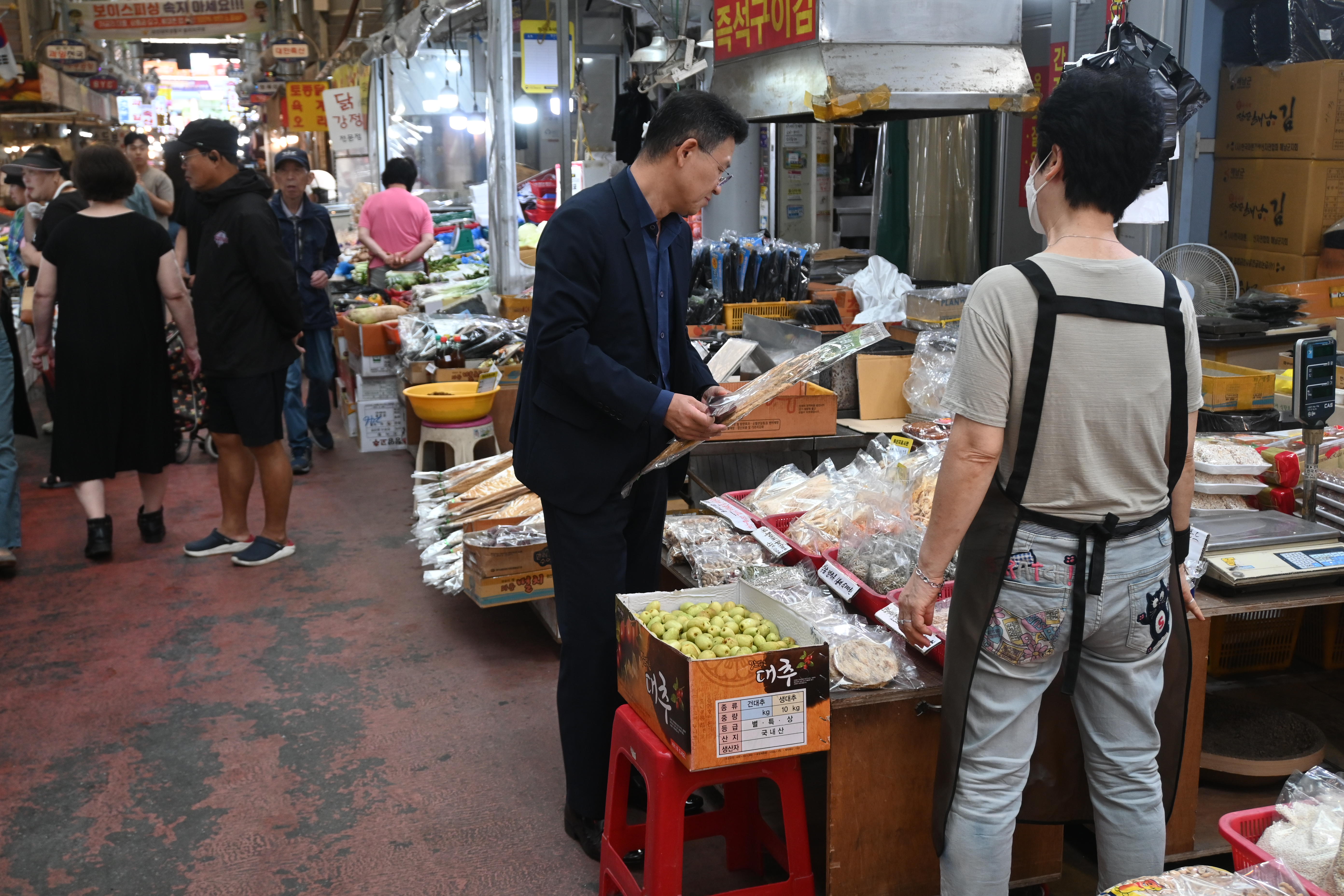 북대전세무서, 추석맞이 전통시장 방문 및 장보기행사 이미지 2