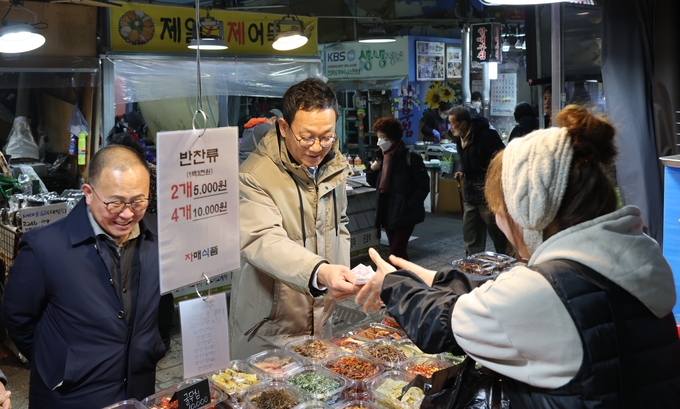 인천지방국세청, 설 명절 전통시장 방문