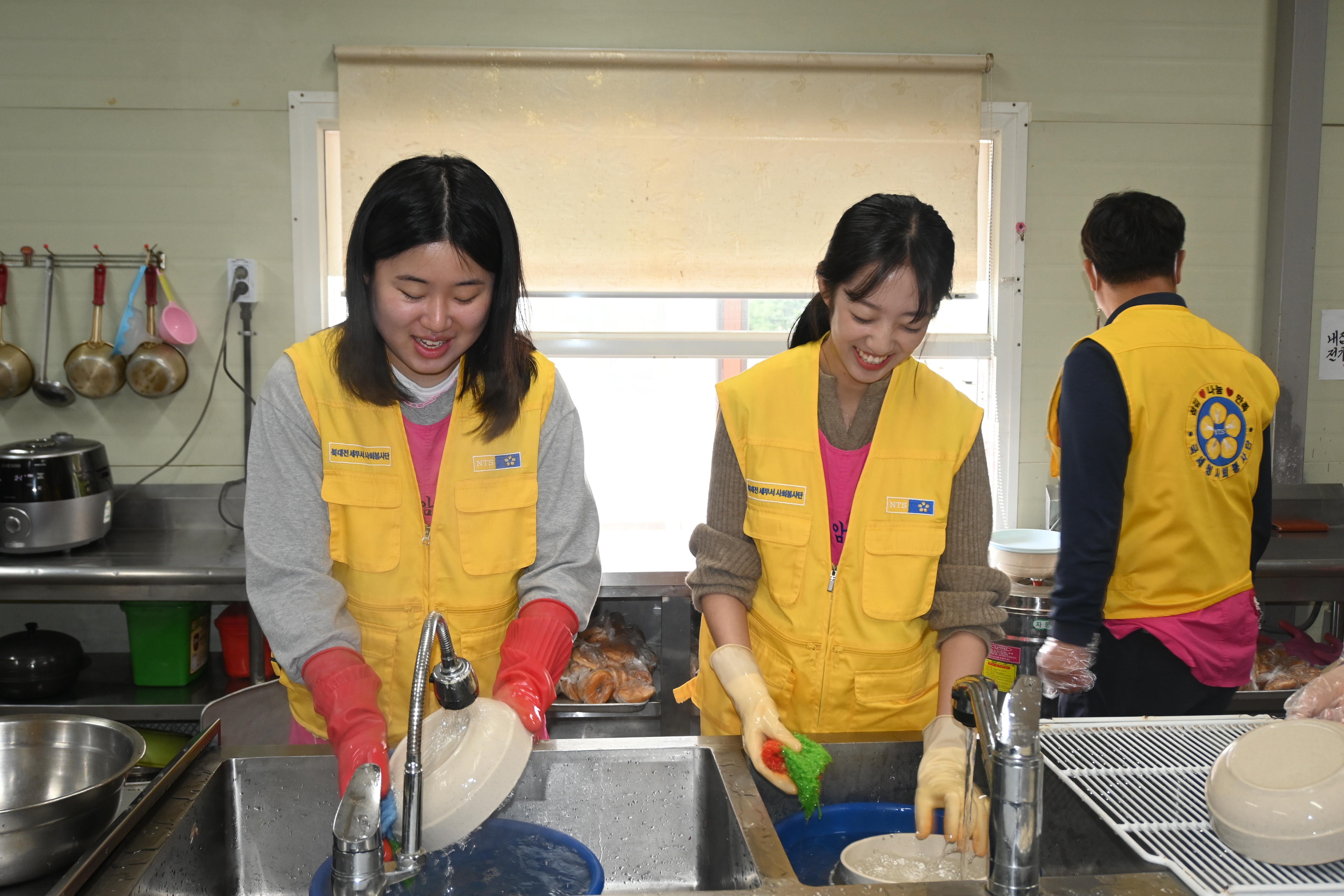 북대전세무서, 현충원 찾아 국수나눔 봉사활동 실시  3 이미지