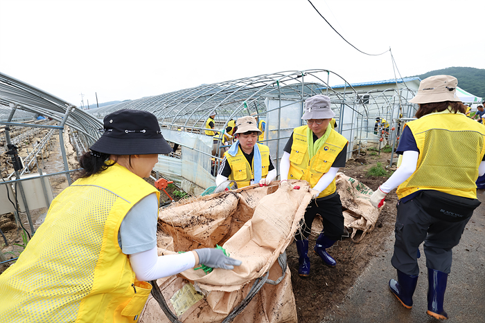 국세청, 경남 산청 수해지역 복구를 위한 자원봉사 실시 2 이미지