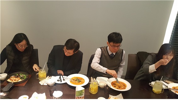 자유로운 식사 모습(1)