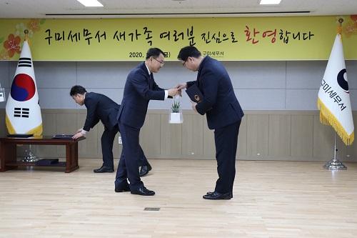 관서 전입직원 청렴화분 증정