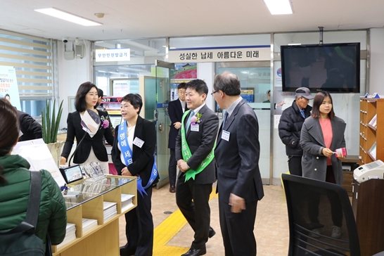민원봉사실을 방문한 명예서장, 명예민원봉사실장