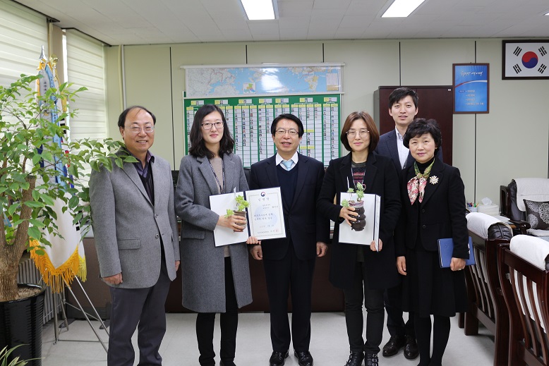 승진자 임명장 수여 사진