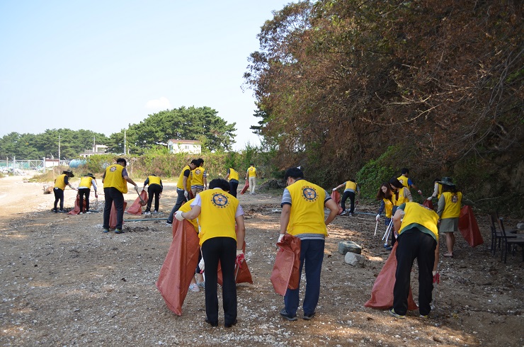 쓰레기 청소 하는 모습