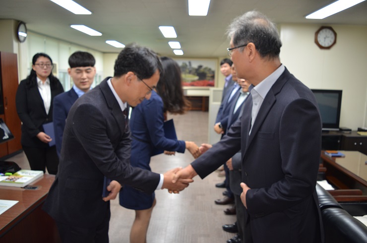 신규 임용자 축하 악수