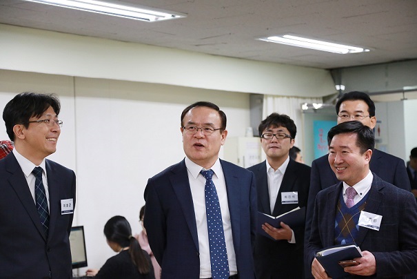 부가가치세 신고창구 운영상황을 점검하시는 모습