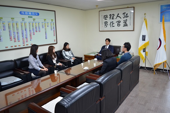 신규 임용자 등에게 공무원이 갖춰야 할 자세 등을 말씀하시는 모습