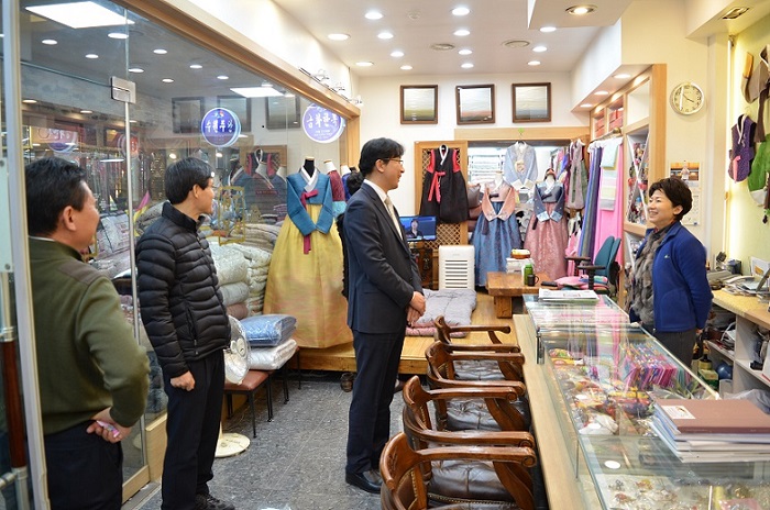 상가를 방문하여 말씀을 들으시는 모습