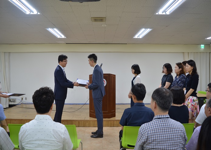 신규 및 복직 직원 임명장 수여