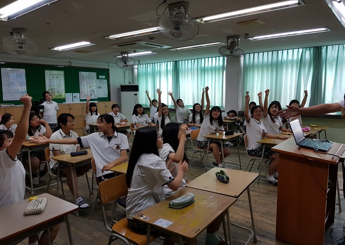 열심히 참여하는 학생들