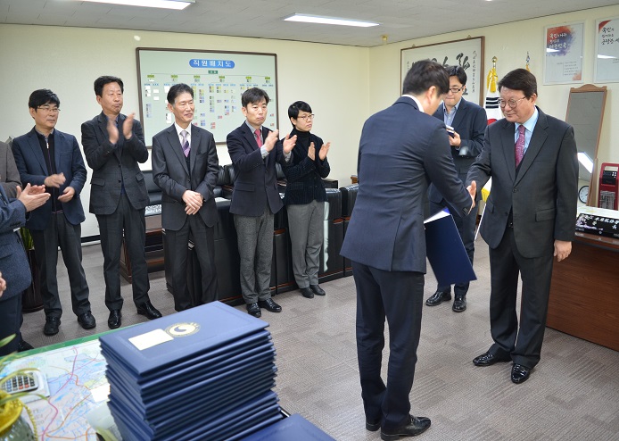 인사발령통지서 수여