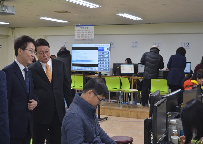 부가가치세 신고창구 운영상황 점검하시는 모습