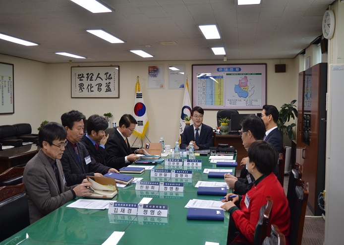 서장실에서 부가가치세 신고관련 업무보고를 받고 계시는 모습