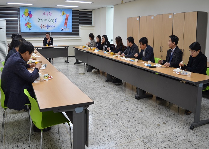 이야기 나누시는 모습.