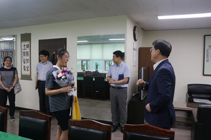 상품 및 부상 수여